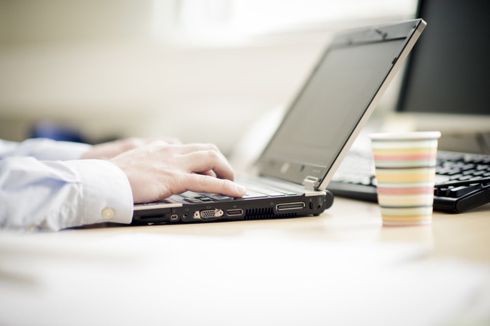 Mann som taster på pc