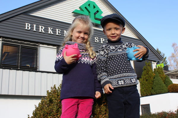 barn med sparebøsse